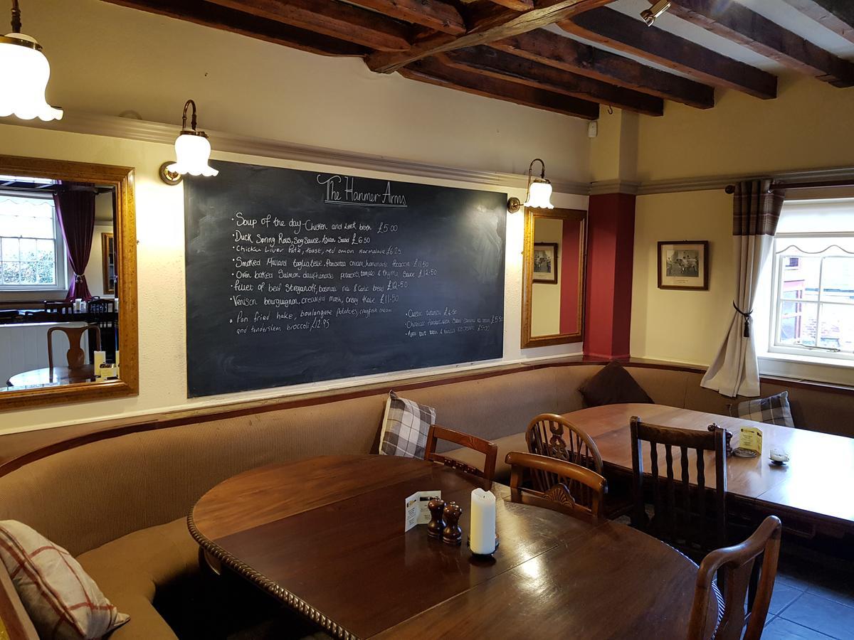 Hanmer Arms Buitenkant foto